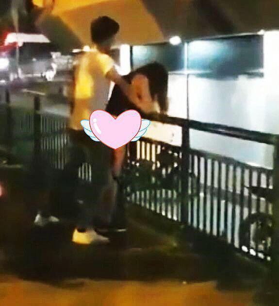 盛瑞德优配 干柴烈火！女生双手趴栏杆迎合男友，动作粗鲁一点不温柔